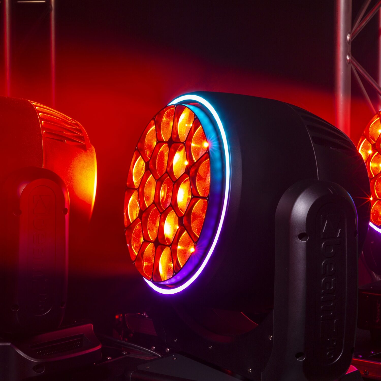 MHL1940 LED Bee Eye Moving Head with Zoom - beamZ MHL1940 LED Bee Eye Moving Head with Zoom - beamZ